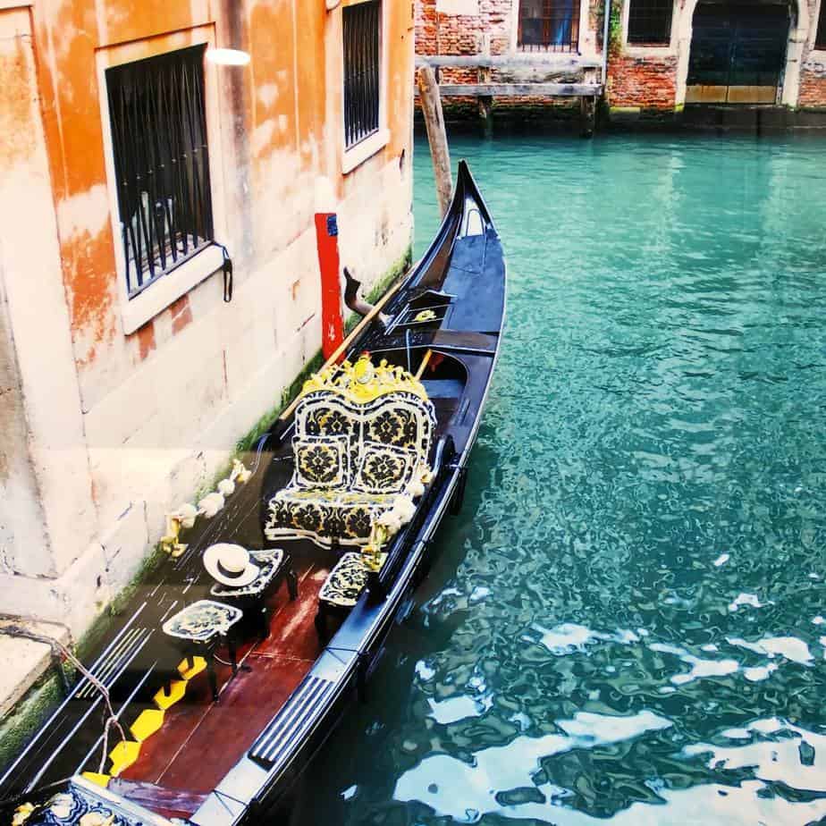 Venice anyone? If you’re stuck at home, why not organize your favourite travel photos? Create your own private gallery and relive the memories! (Metal sheet printing by Pikto) #photoorganizing #travelphotography #covid19 #venice